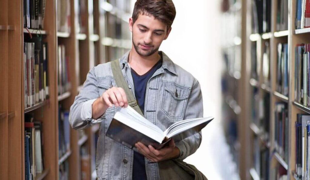 student leert woorden